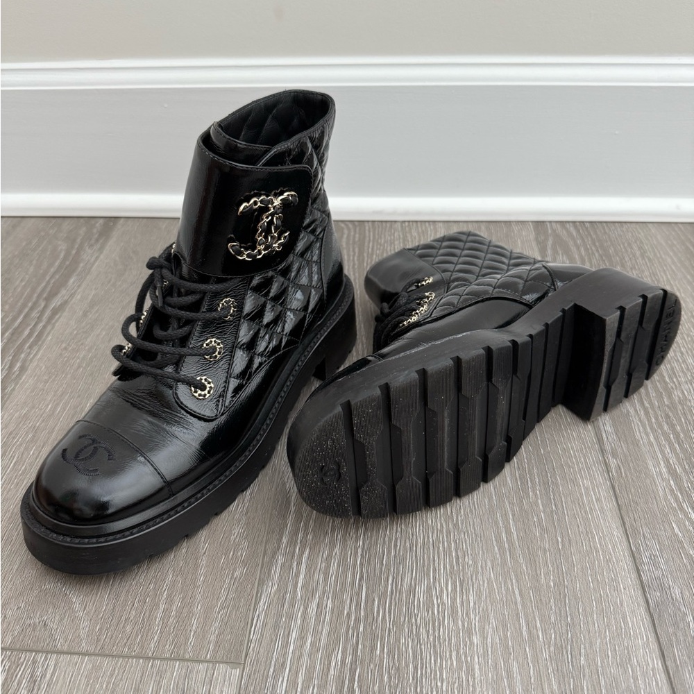 CHANEL Women's Chain CC Combat Boots Quilted Leather Size 39.5 - Picture 6 of 6
